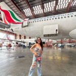 Tanya Sharma Instagram - What an experience! Thankyou @srilankanairlinesofficial for making my first hanger visit a hit ! It was extraordinary to have a close look at all those planes inside out !🤗 @scy.awards @goldcoastfilmsofficial