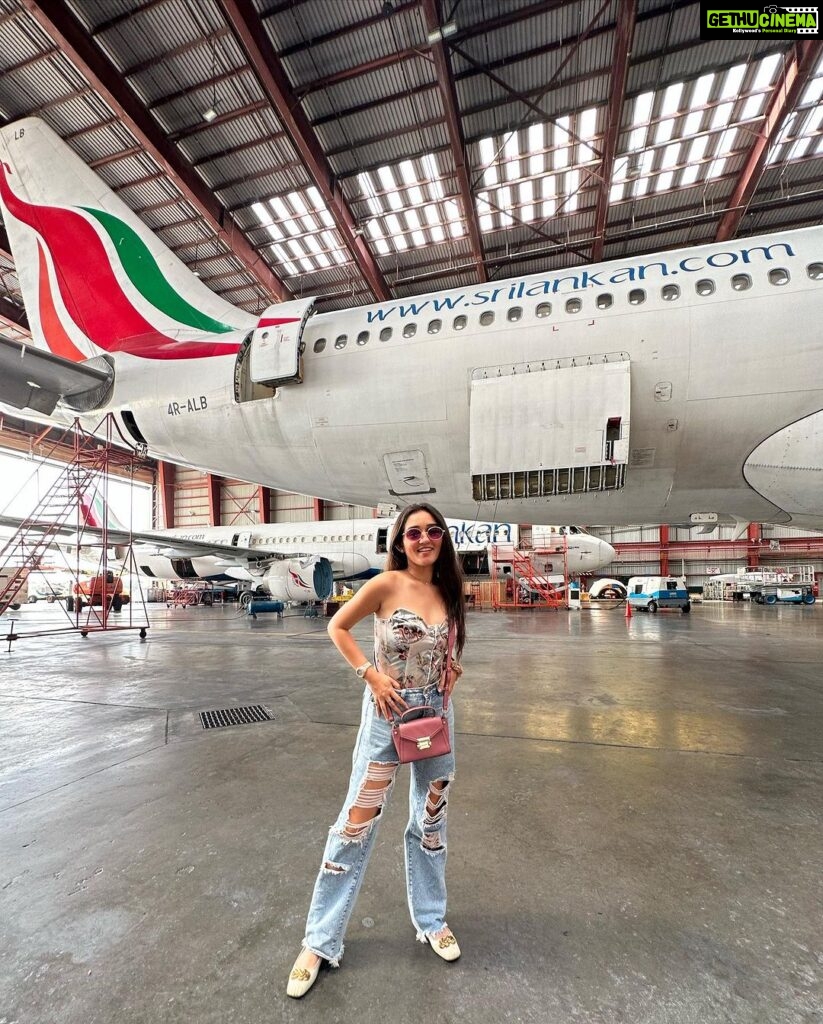 Tanya Sharma Instagram - What an experience! Thankyou @srilankanairlinesofficial for making my first hanger visit a hit ! It was extraordinary to have a close look at all those planes inside out !🤗 @scy.awards @goldcoastfilmsofficial