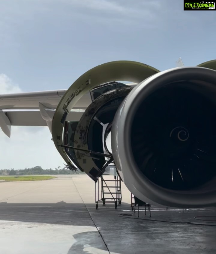 Tanya Sharma Instagram - What an experience! Thankyou @srilankanairlinesofficial for making my first hanger visit a hit ! It was extraordinary to have a close look at all those planes inside out !🤗 @scy.awards @goldcoastfilmsofficial