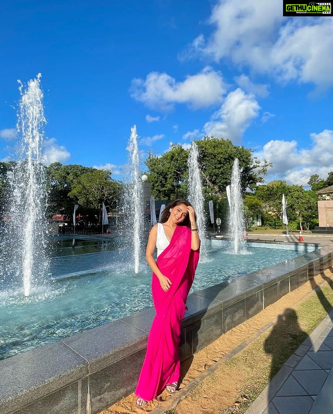 Tanya Sharma Instagram - Gulaboo says happy weekend y’ll 🩷💁🏻♀️ . Wearing - @eternitybysakshi #travel #srilanka #saree #instagram #love #picoftheday #tanyasharma