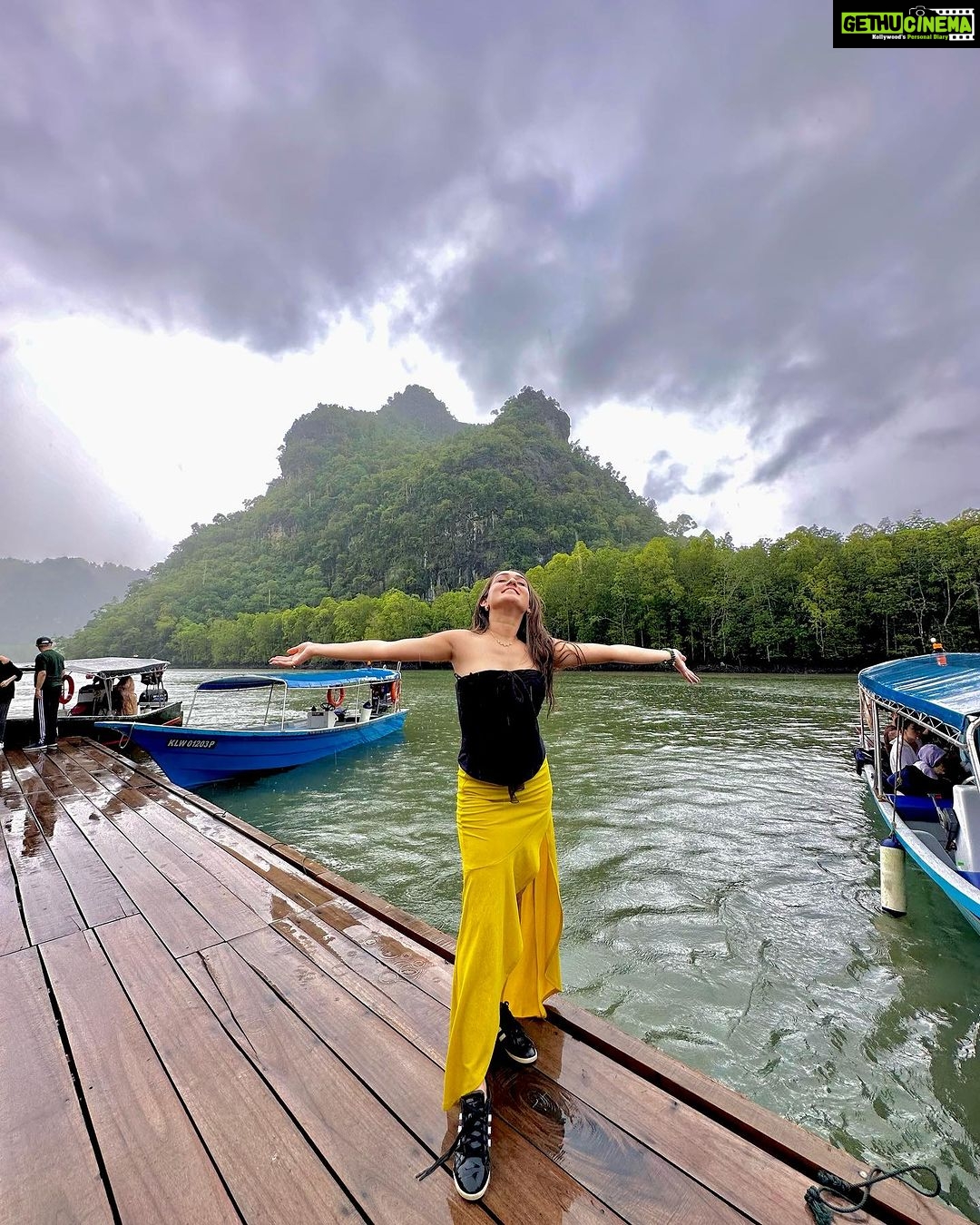 Tanya Sharma Instagram - Let it hurt and then let it go 🤌🏻❤️ #travel #malaysia #instagood #waterbaby #picofday