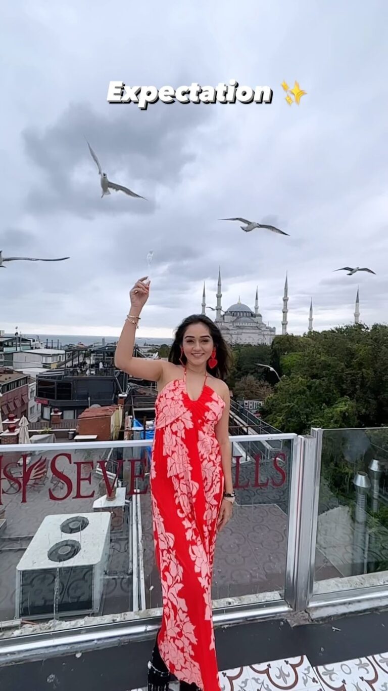 Tanya Sharma Instagram - Bahut bura hua mera sath guys 🥹! Comment section Pe sympathy chaiye !! WATCH TILL END 😭🥲 #réel #reelsinstagram #expectationvsreality #funnyreels #istanbul Seven Hills Restaurant and Cafe Istanbul Turkey