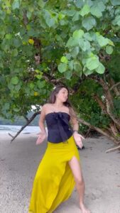 Tanya Sharma Instagram - Always saying the wrong lyrics 🫣 always late for the trend 🫢 tag those girls 👧 #badalbarsabijuli #reels #reelitfeelit #reelkarofeelkaro #dance #trending #explore #tanyasharma