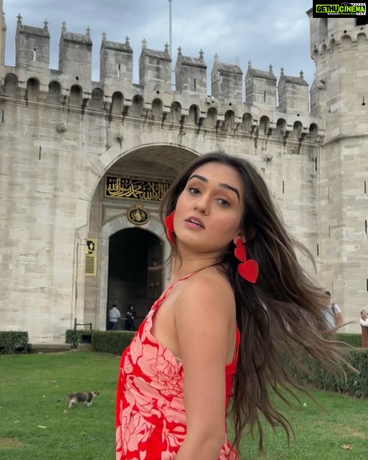 Tanya Sharma Instagram - My travel experience in Istanbul was very much different than my other vacations … it was wonderful exciting tiring exhausting and a very unique experience and I don’t think I can sum up the whole thing with few pictures but I try and hope you’ll like it too 😊💕💃🏼 #istanbul #travel #streets #live #love #travelgram #turkey #tanyasharma Istanbul, Turkey