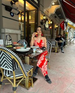 Tanya Sharma Instagram - Looking at you looking at me😏
.
.wearing - @srstore09 
A morning in Istanbul 🇹🇷 #reels #reelsinstagram #reelitfeelit #istanbul #turkey #travel #tanyasharma #instagood