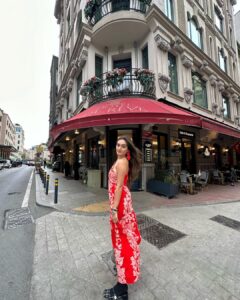 Tanya Sharma Instagram - Looking at you looking at me😏
.
.wearing - @srstore09 
A morning in Istanbul 🇹🇷 #reels #reelsinstagram #reelitfeelit #istanbul #turkey #travel #tanyasharma #instagood