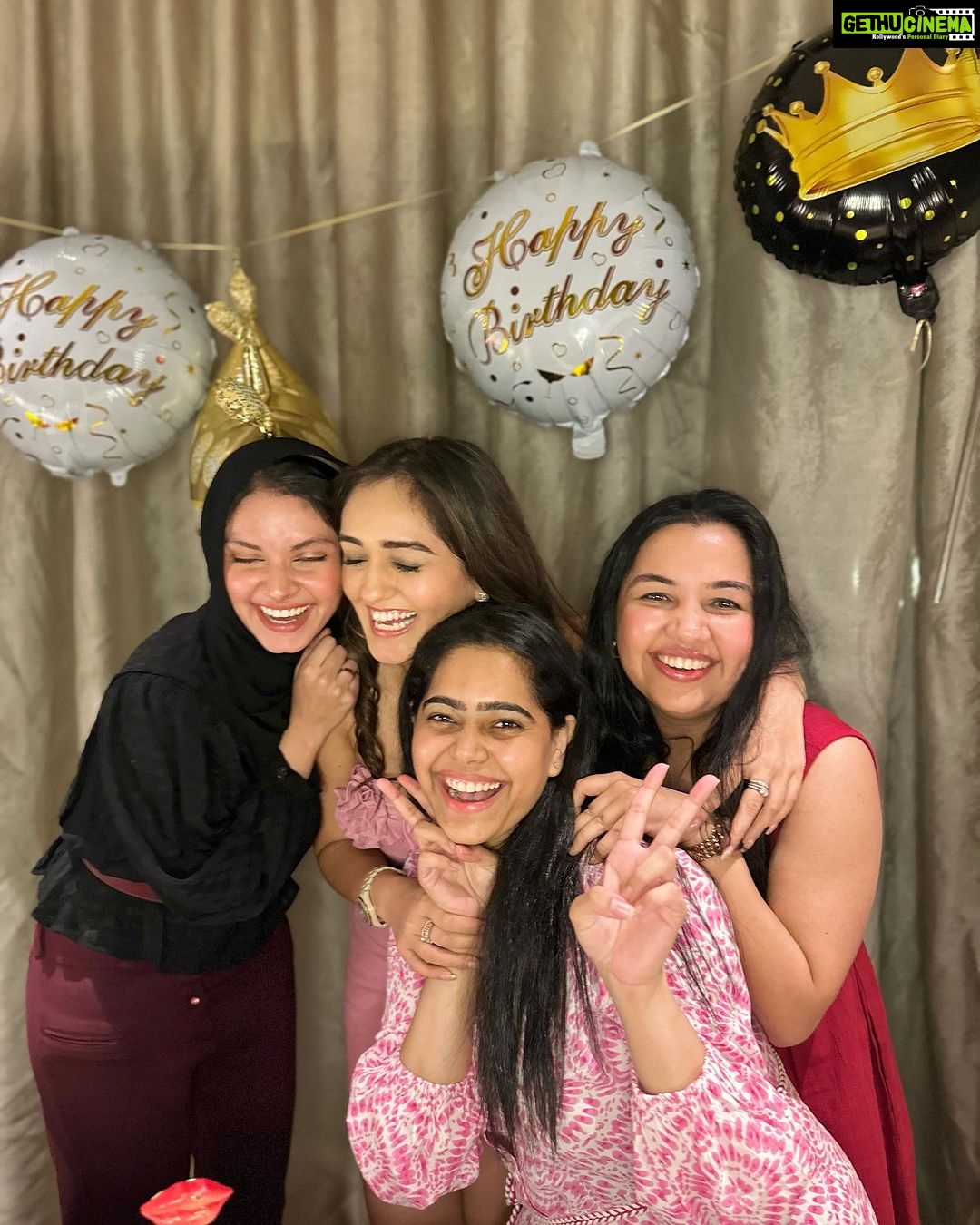 Tanya Sharma Instagram - Couldn’t fit everyone in this 10 photos only drama ! But trust me these are the few people who make me smile not only on birthdays but everysecond day to celebrate life🩷 love you homiessssss 💕💕 #birthdaygirl #birthday #memories #love #tanyasharma TAJ Santacruz, Mumbai