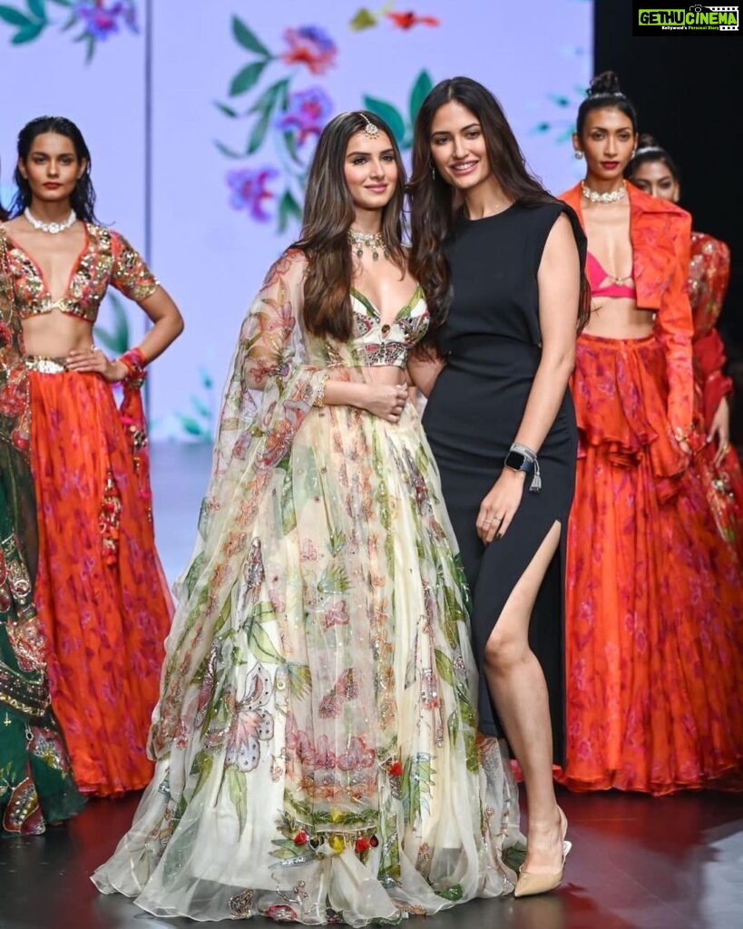 Tara Sutaria Instagram - Tara Sutaria, our muse, embodying the essence of our Autumn/Winter ‘23 collection, ‘𝚏𝚒𝚍𝚊’. She looked ethereal, as she graced the ramp in an iconic ivory floral hand embroidered lehenga, at our showcase at Lakmé Fashion Week, in partnership with FDCI. @mahima9 @lakmefashionwk @fdciofficial Videography: @deveshkap00r Makeup: @themakeupmaven__ Hair: @zoequiny.hair Stylist: @shauryaathley with @aprajitapuri #MahimaMahajan #TaraSutaria #Fida#LakméFashionWeekxFDCI #LakméFashionWeek #LFWxFDCI #LFW #fdci#bollywood
