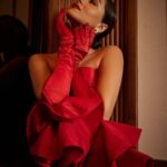 Tara Sutaria Instagram - Art deco, vintage jewels and gloves.. My kind of evening 🍷