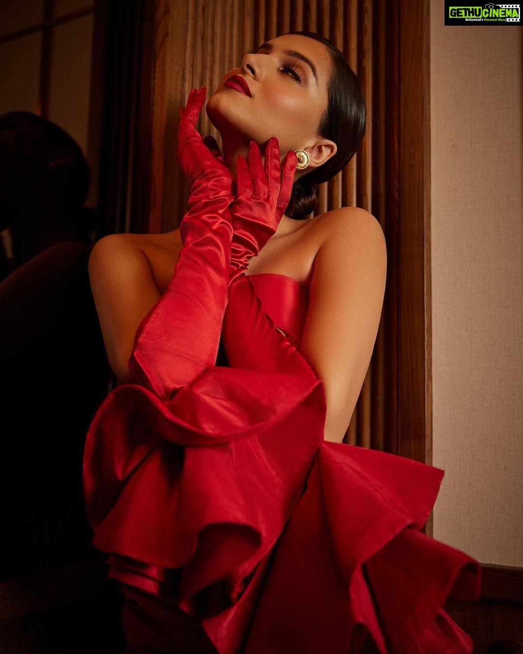 Tara Sutaria Instagram - Art deco, vintage jewels and gloves.. My kind of evening 🍷