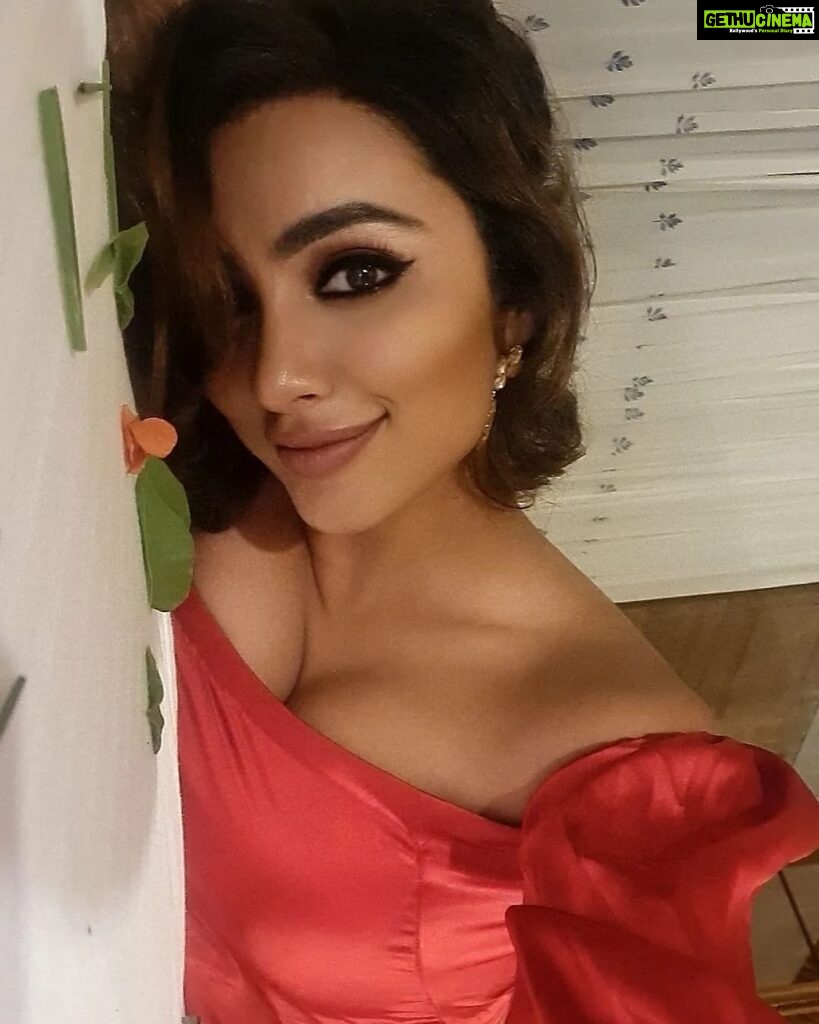 Tejaswi Madivada Instagram - Dear me and dear life and everyone who's reading this, I've always seen people who are so happy when there is no money, status, class no big goals no plan of future! I've always seen people chasing and hoping that one day they will be happy when they reach their goals and then they will find all the happiness, the only thing you can be poor at is your heart and your efforts, money will come, status will come, people will come and go, but the only thing we ll take back is what we did for people and what people did for us, these are richest moments of our life, and when you feel like all the worldly materialistic things give you true happiness then you're not even close to understanding or living life, I go through a lot of rough days with money but I always have love and I do thing only with love for love and it makes me the richest person ever! I am not trying to preach anything but whoever has someone to love ❤ Hug them thank them and stop chasing things and start living because clearly world is ending soon! This marks a very important day of my life where I learnt a beautiful lesson that I must never change and always do the things I do for love and trust me because of it I'm blessed with everything else. Efforts don't need money they need a heart!