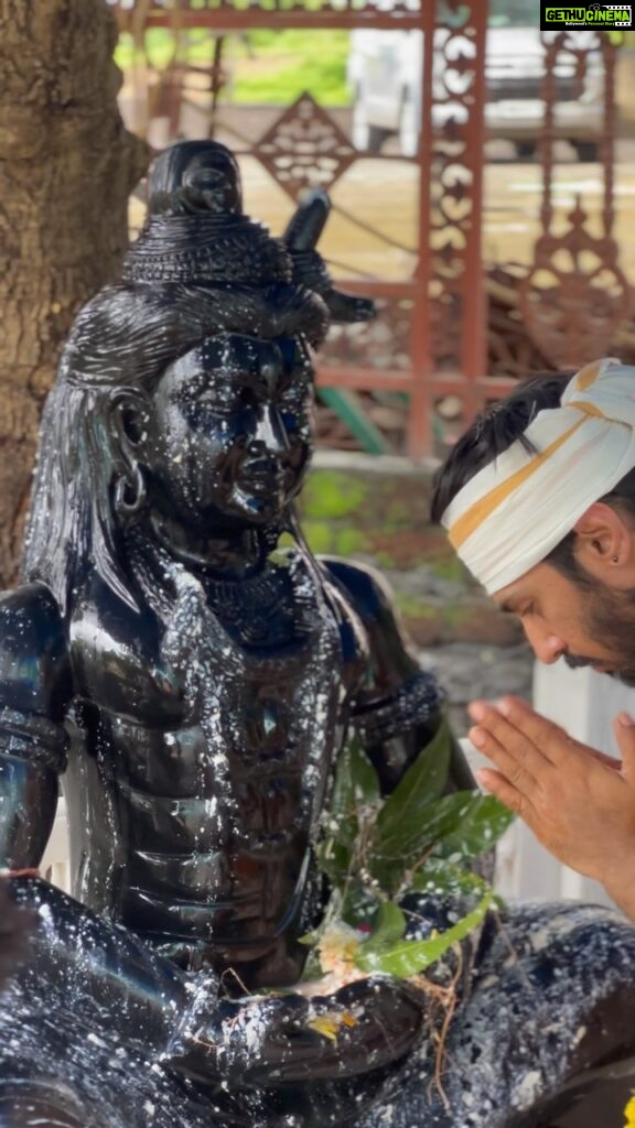 Thakur Anoop Singh Instagram - Let the devotion flow like a river, and every drop of love poured upon the lingam be an offering to the divine. #Mondaymotivation