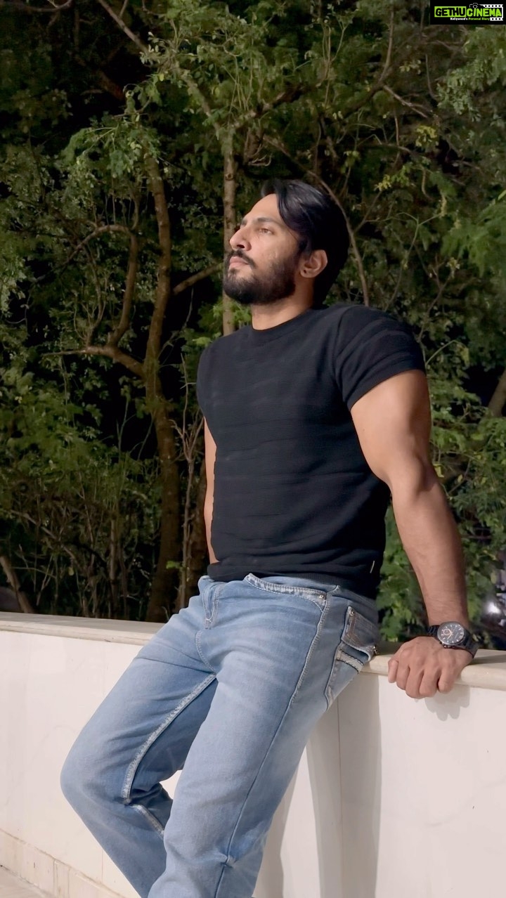 Thakur Anoop Singh Instagram - Farmhouse aaya hoon.. been a while since I’ve sung my heart out so here it is!! One of my favourites from #Rhtdm Love for @kk_live_now
