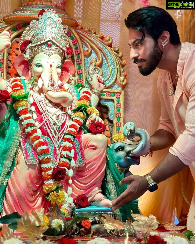 Thakur Anoop Singh Instagram - Jus finished the first Aarti of my Maharaja. Wish you all a very happy Ganesh Chaturthi. I pray the lord take away all our obstacles and bless us with Love, Power and Wealth in abundance. Ganpati Bappa Morya
