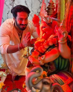 Thakur Anoop Singh Instagram - Jus finished the first Aarti of my Maharaja. Wish you all a very happy Ganesh Chaturthi. I pray the lord take away all our obstacles and bless us with Love, Power and Wealth in abundance. 

Ganpati Bappa Morya