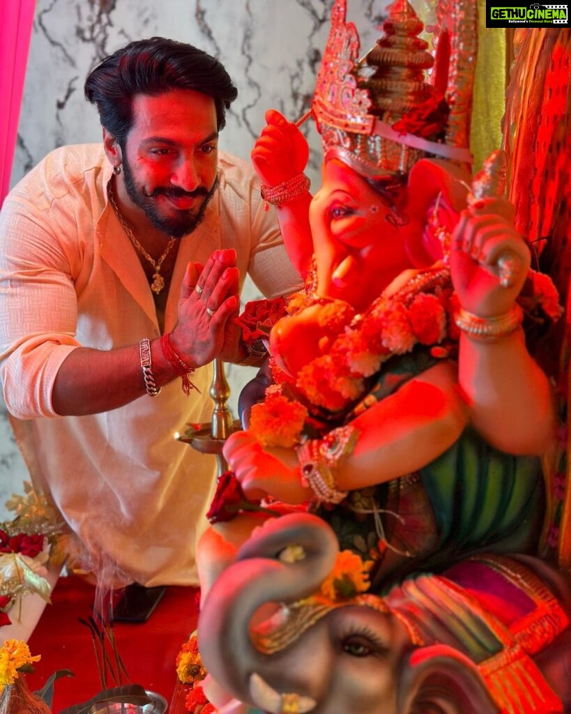 Thakur Anoop Singh Instagram - Jus finished the first Aarti of my Maharaja. Wish you all a very happy Ganesh Chaturthi. I pray the lord take away all our obstacles and bless us with Love, Power and Wealth in abundance. Ganpati Bappa Morya