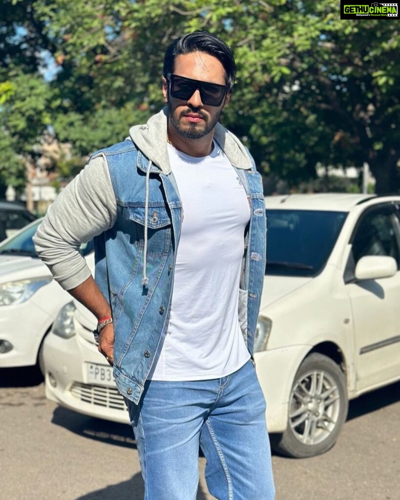 Thakur Anoop Singh Instagram - When confused I don Denims: the fabric of rebellion, the symbol of cool. 💙🩵