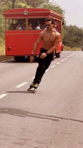 Tiger Shroff Instagram - Just another day in the life of #ganapath on his way to work⚡️❤️ beat the heat and the traff. 5 days to go!