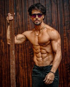 Tiger Shroff Instagram - Last day of shoot on my biggest and most challenging film yet! X ray vision till the end…2 months to go. #ganapath @carrera @prowlactive @bhushangavasofficial