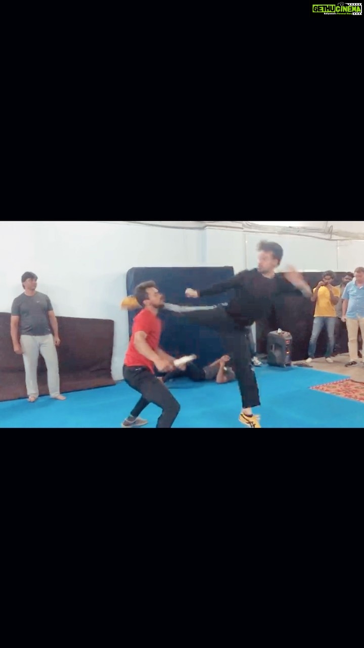 Tiger Shroff Instagram - A little behind the scenes into my process…love to create…love to perform. Love my job❤️🥷🎬