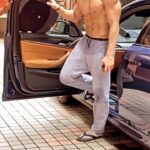 Tiger Shroff Instagram - Wasnt expecting my 🍑to get papped today…but you guys are most welcome for my morn routine ⚡️❤️📸 #mondaymotivation #24-7motivated