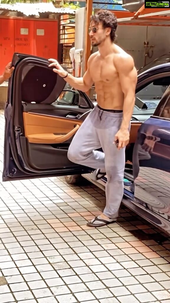 Tiger Shroff Instagram - Wasnt expecting my 🍑to get papped today…but you guys are most welcome for my morn routine ⚡❤📸 #mondaymotivation #24-7motivated