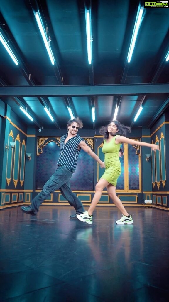 Tiger Shroff Instagram - You guys’ moves to #lovestereoagain got us inspired to do this ❤🔥trying to keep up with our choreographer🔥 @zui_vaidhya now you try and keep up ill share the best ones❤ @roshan_emoflex
