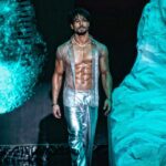 Tiger Shroff Instagram – My team trying to make me look pretty before every shot…not easy👸🦍😅 @amityashwant_hair @rahulkothavale