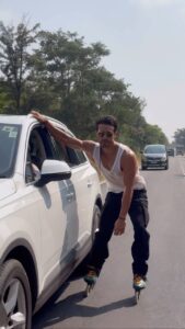 Tiger Shroff Instagram - Koi pooche toh batana…ki hum (kaam k liye time pe) aye hai😅 ….20th october on our way. #ganapath ⚡️