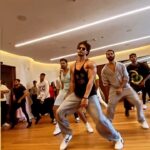 Tiger Shroff Instagram – A little sneek peek into our rehearsals…dancing with these two superstars at a sold out show tonight ⚡️hum arahe hai #entertainerno1 @varundvn @shahidkapoor @jackkybhagnani @jjustliveofficial