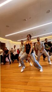 Tiger Shroff Instagram - A little sneek peek into our rehearsals…dancing with these two superstars at a sold out show tonight ⚡️hum arahe hai #entertainerno1 @varundvn @shahidkapoor @jackkybhagnani @jjustliveofficial