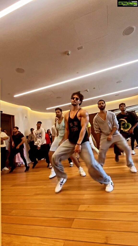 Tiger Shroff Instagram - A little sneek peek into our rehearsals…dancing with these two superstars at a sold out show tonight ⚡hum arahe hai #entertainerno1 @varundvn @shahidkapoor @jackkybhagnani @jjustliveofficial