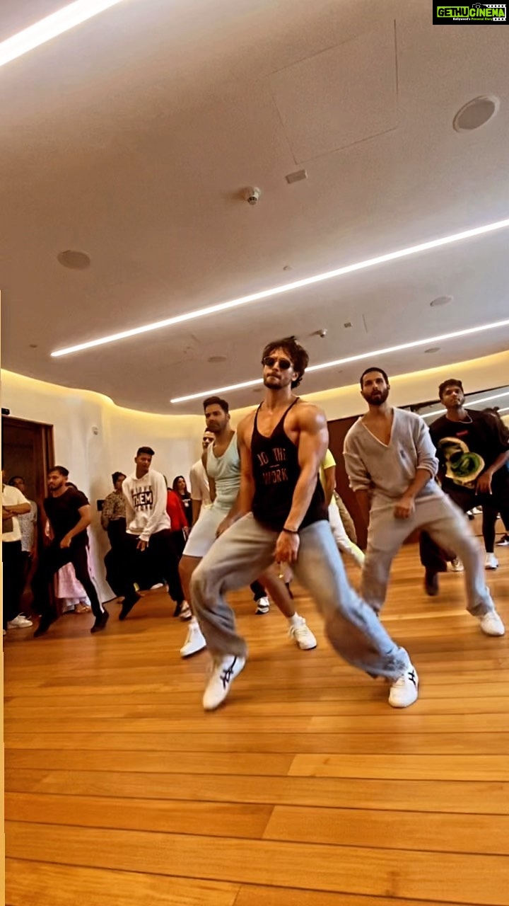 Tiger Shroff Instagram - A little sneek peek into our rehearsals…dancing with these two superstars at a sold out show tonight ⚡️hum arahe hai #entertainerno1 @varundvn @shahidkapoor @jackkybhagnani @jjustliveofficial