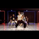 Tiger Shroff Instagram – Im in love with this hook! Have you guys tried it yet!? This was day 1 of our rehearsals🕺#humaayehain @piyush_bhagat @shaziasamji @paras_omta001 @nihar_dongre13 @chaosinherveins @niyati_raval95 @nandika_diwedi