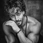 Tiger Shroff Instagram - 🖤🦍 @divzphoto half asleep but you still made me look pretty👸🥰