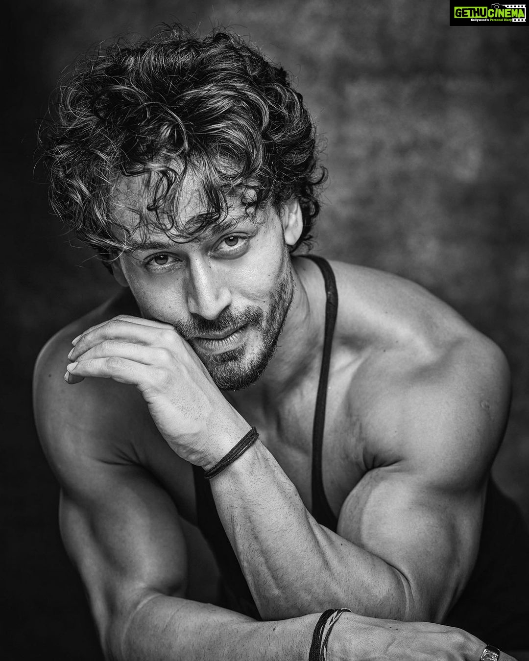 Tiger Shroff Instagram - 🖤🦍 @divzphoto half asleep but you still made me look pretty👸🥰