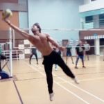 Tiger Shroff Instagram – When the shirt comes off…just CANT lose😅real life or reel🎥😋…just happy nobody got hurt with that smash🦍⚡️