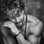 Tiger Shroff Instagram – 🖤🦍 @divzphoto half asleep but you still made me look pretty👸🥰