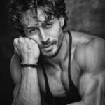 Tiger Shroff Instagram – 🖤🦍 @divzphoto half asleep but you still made me look pretty👸🥰