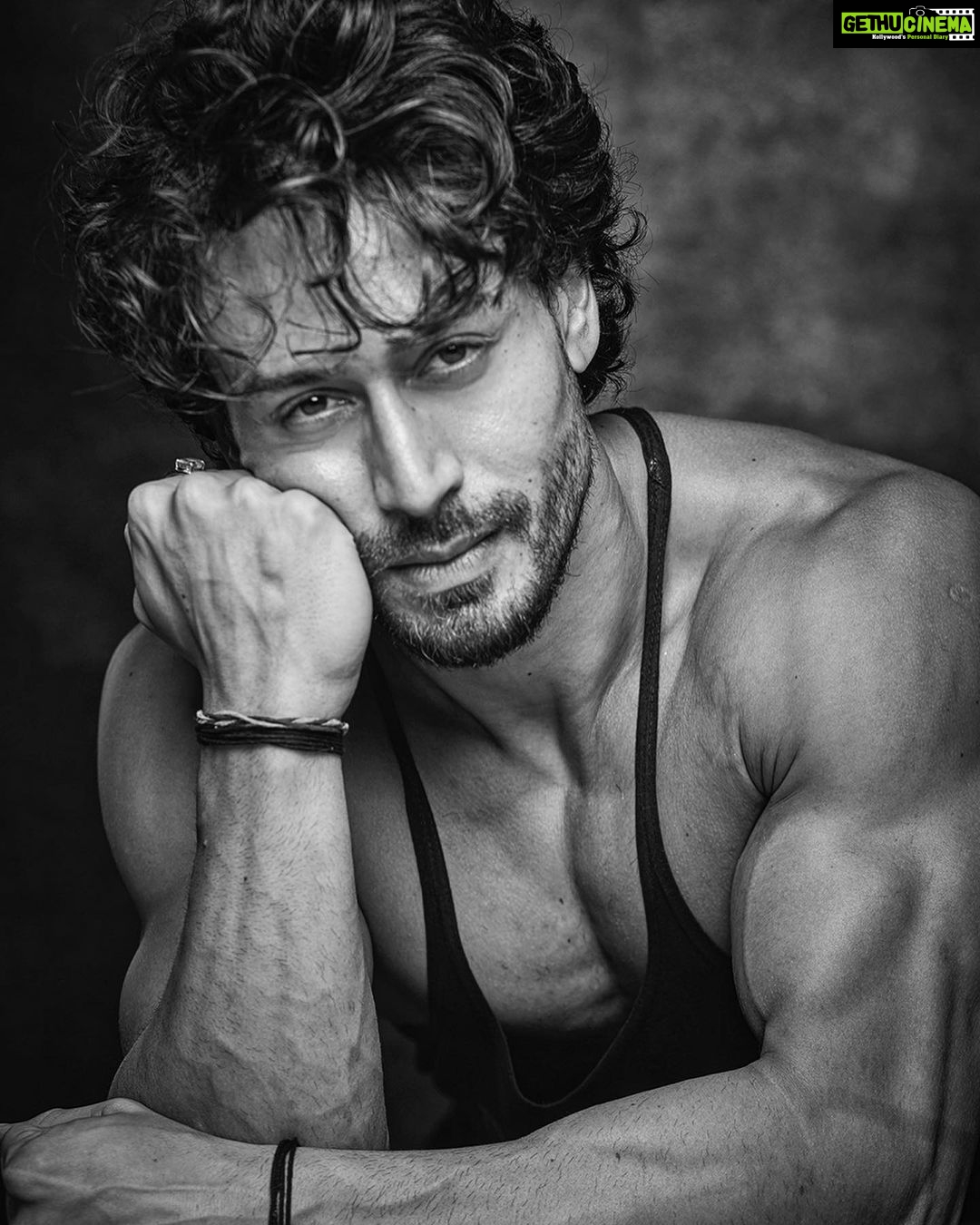 Tiger Shroff Instagram - 🖤🦍 @divzphoto half asleep but you still made me look pretty👸🥰