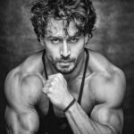 Tiger Shroff Instagram - 🖤🦍 @divzphoto half asleep but you still made me look pretty👸🥰