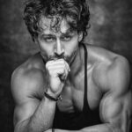 Tiger Shroff Instagram – 🖤🦍 @divzphoto half asleep but you still made me look pretty👸🥰