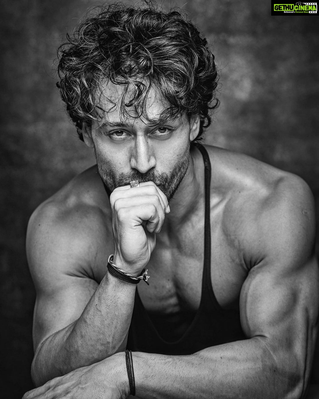 Tiger Shroff Instagram - 🖤🦍 @divzphoto half asleep but you still made me look pretty👸🥰