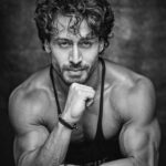 Tiger Shroff Instagram - 🖤🦍 @divzphoto half asleep but you still made me look pretty👸🥰