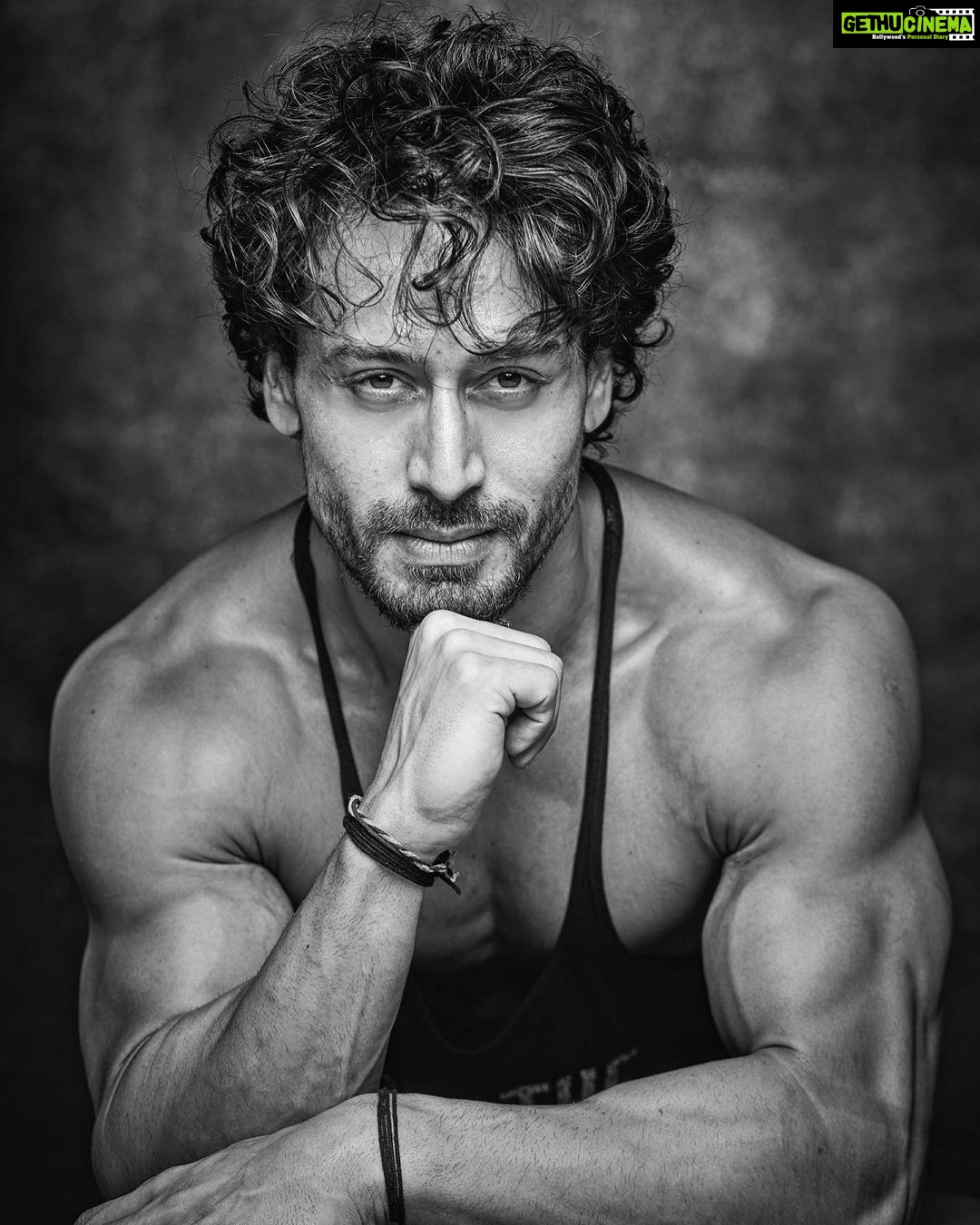 Tiger Shroff Instagram - 🖤🦍 @divzphoto half asleep but you still made me look pretty👸🥰