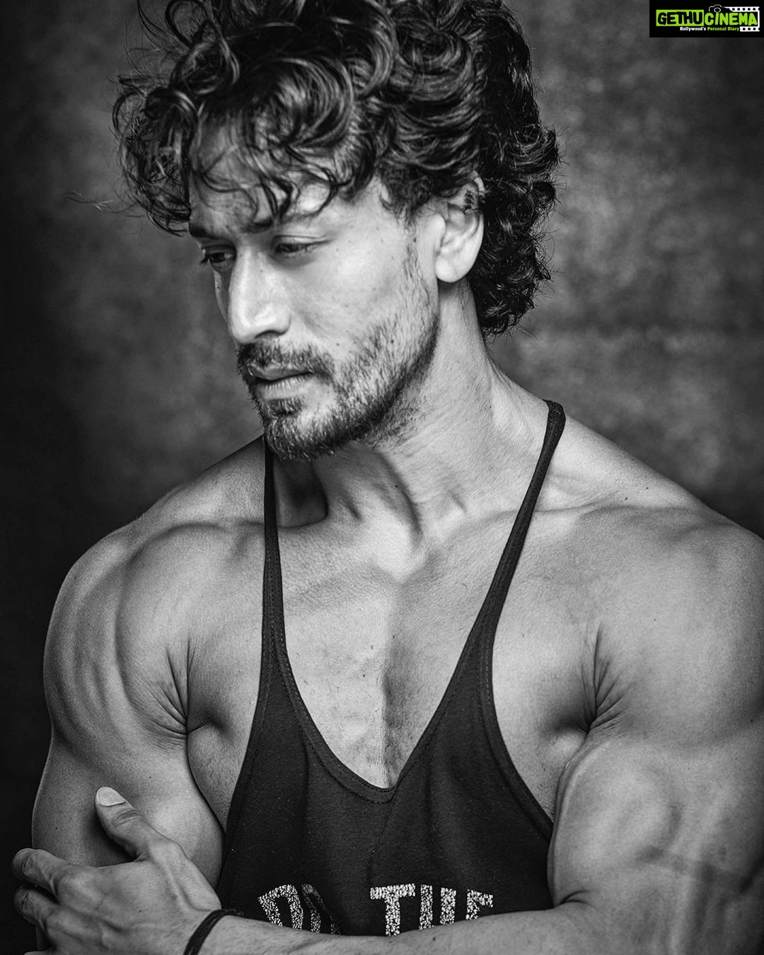 Tiger Shroff Instagram - 🖤🦍 @divzphoto half asleep but you still made me look pretty👸🥰