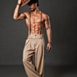 Tiger Shroff Instagram - 🎩💋 @trishasarang @theanisha @amityashwant_hair @rahulkothavale