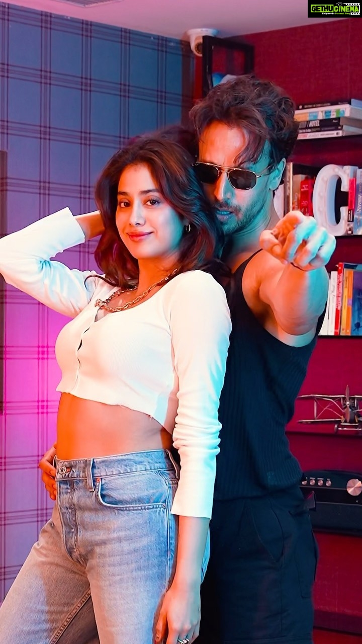 Tiger Shroff Instagram - This stunner showing me how its done! Koi pooche toh batana, @janhvikapoor aur hum aye hai 😉 #20thoctober #2daystogo #ganapath