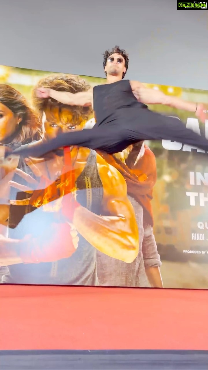 Tiger Shroff Instagram - My fav part of this journey is to be out there closer to you all. Thank you for all the love for #ganapath 3 days to go. 20th october❤️⚡️✨