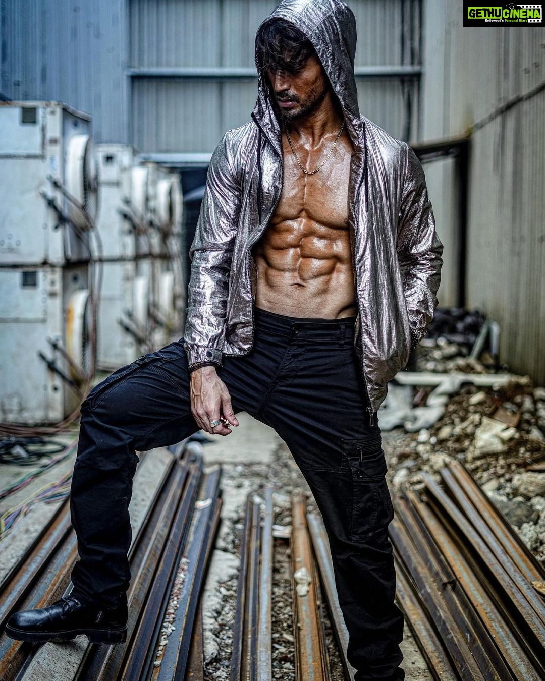 Tiger Shroff Instagram - Loading… ⚡️🤍 @bhushangavasofficial